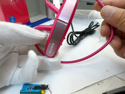 Sony NWD-W202 2GB MP3 Pink Walkman Sports Wearable Headphone