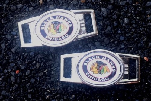 2 ~ Dijes Chicago Blackhawks NHL Paracord Ovalado o Mini Perro Etiqueta Zapatos Dijes - Imagen 2 de 3