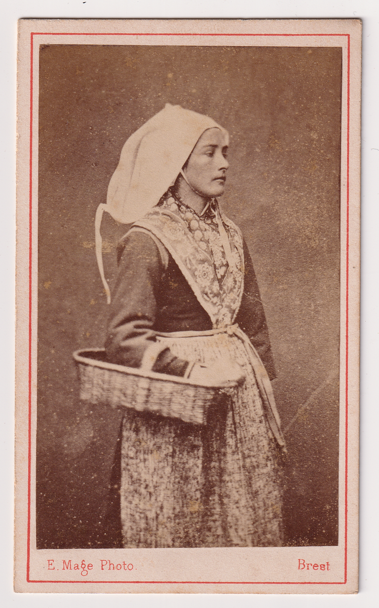 CDV Mage à Brest Femme en tenue traditionnelle Vintage albumen