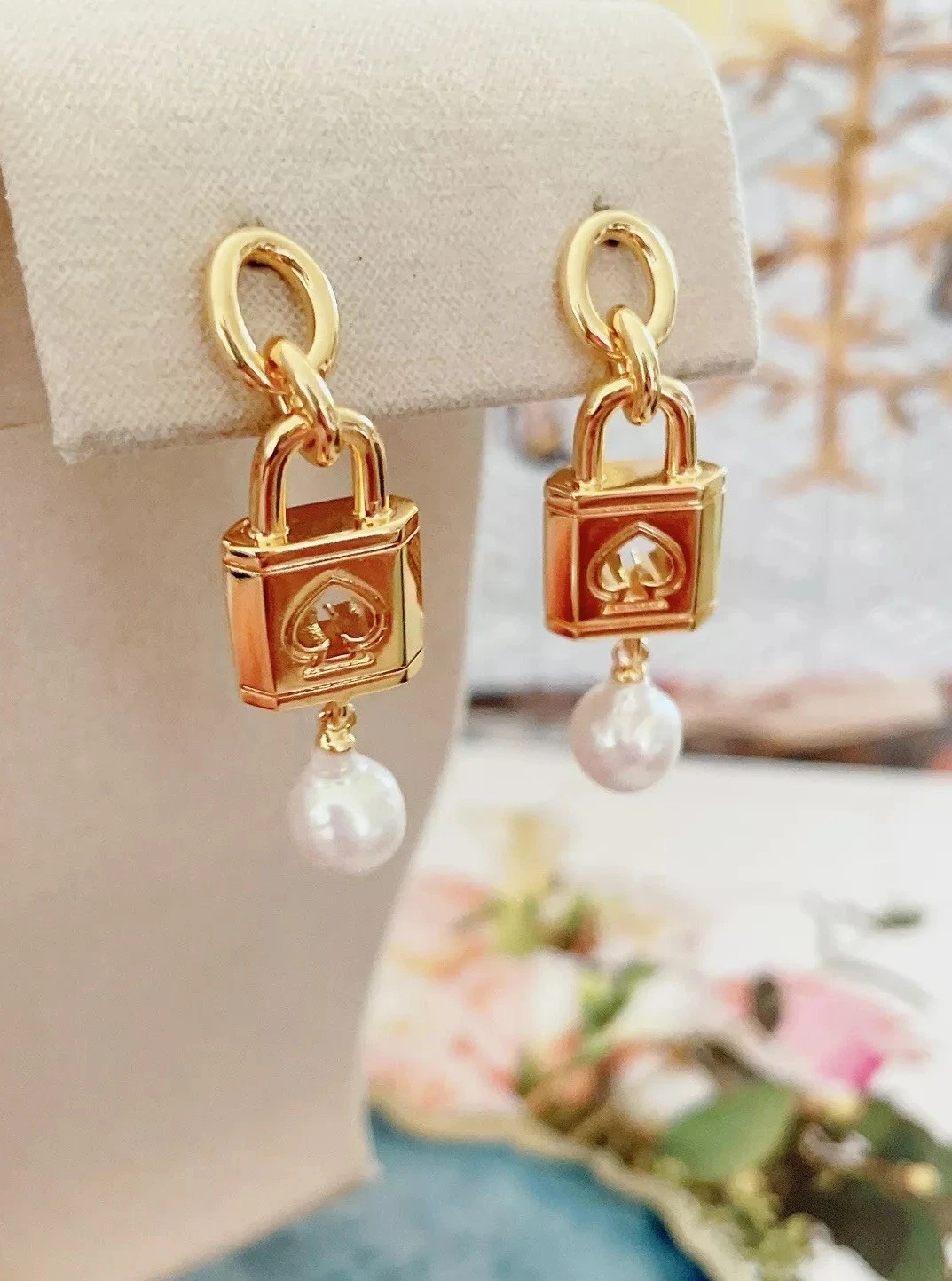 Orecchini a goccia Kate Spade ""Lock And Spade"" tono oro e perla nuovi con etichette $98