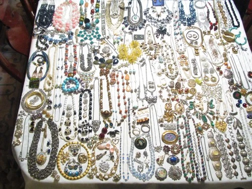 HUGE 245 PC LOT VINTAGE COSTUME JEWELRY-NECKLACES, EARRINGS, PINS, BRACELETS++++