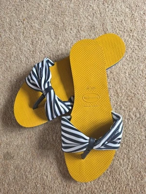 Havaianas Striped Bow Flip Flop 39-40 New And Unused - Image 1 of 4