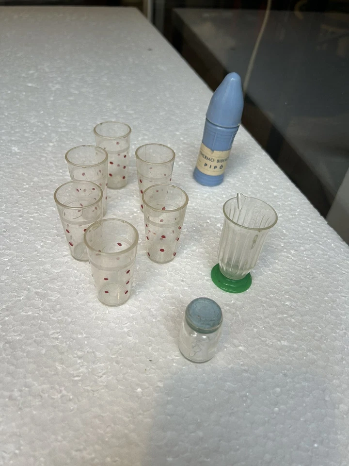 LOTTO NOVE PEZZI ACCESSORI PER CASA DI BAMBOLA PLASTICA ANNI 50 - Immagine 2 di 4