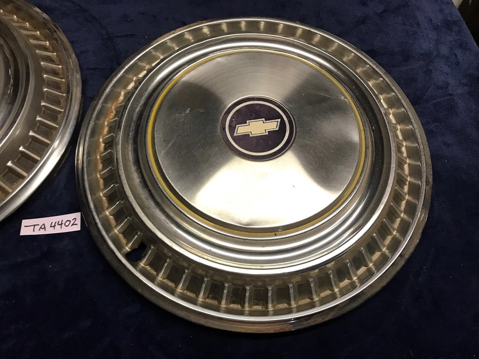 Two 1978 1979 1980 1981 1982 Chevrolet C10  C 10 & Suburban hubcaps 15” Foto 2 de 4