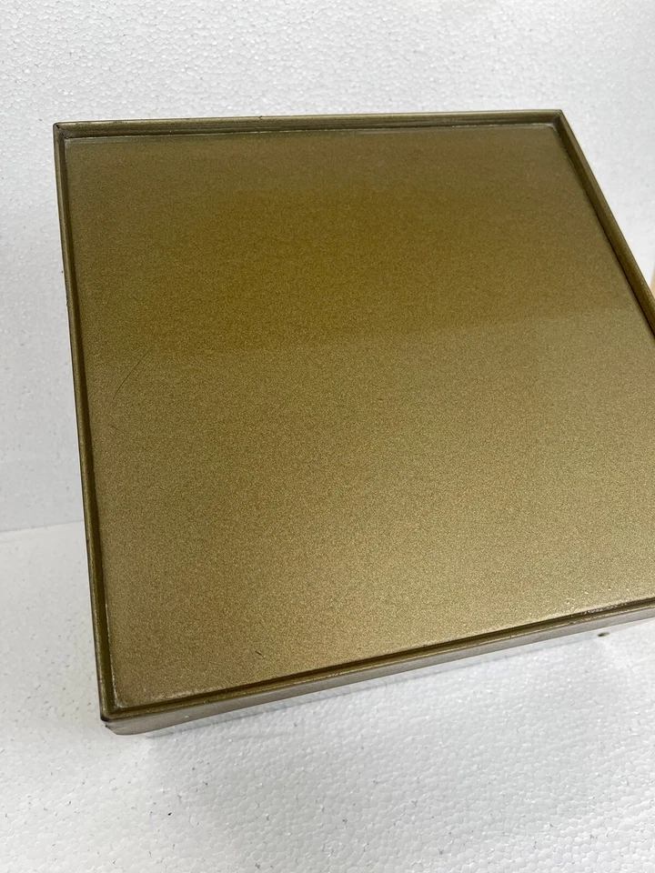 Caixa decorativa vintage de metal tom dourado com tampa de plástico - Imagem 2 de 4