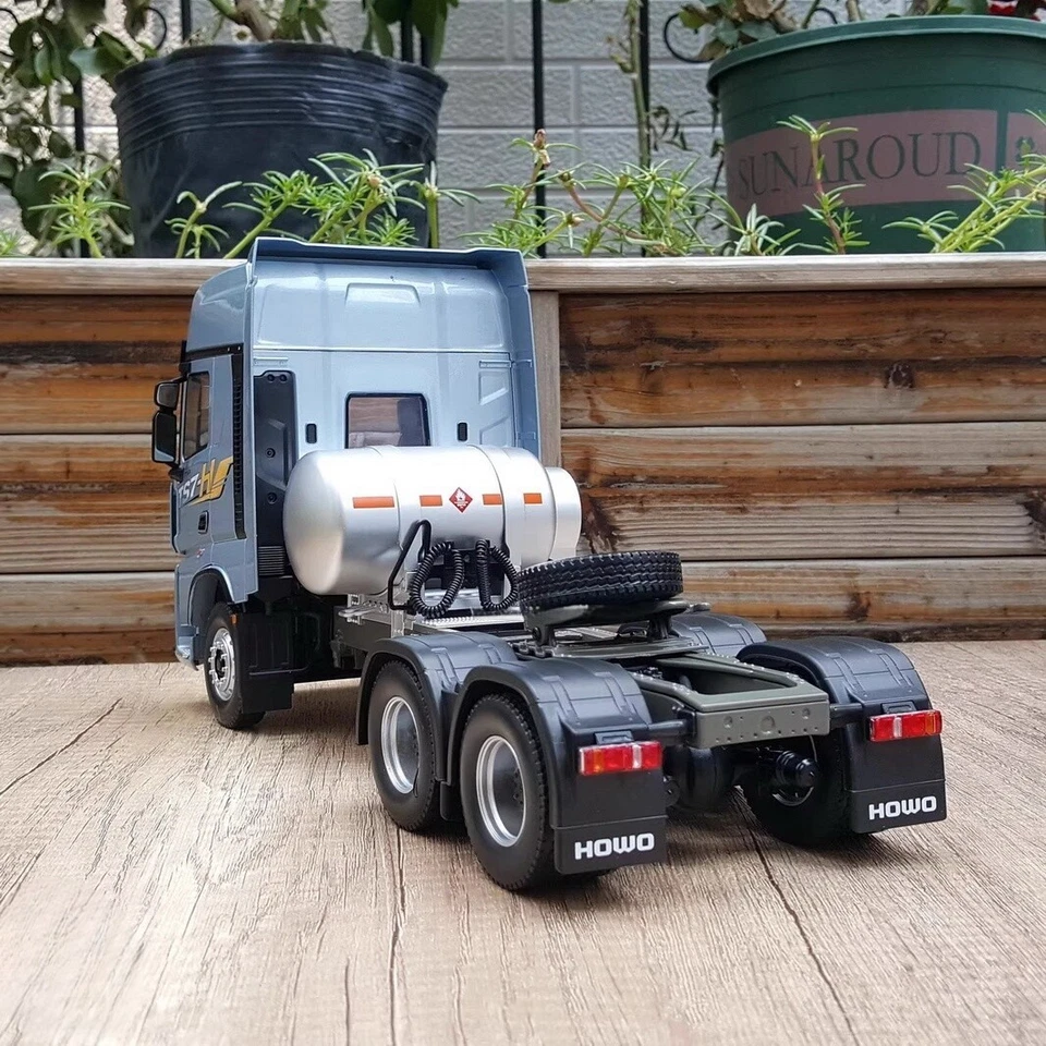 1/24 Scale HOWO TS7-H LNG Truck tractor Diecast Model Toy Collection Gift - Image 3 of 4