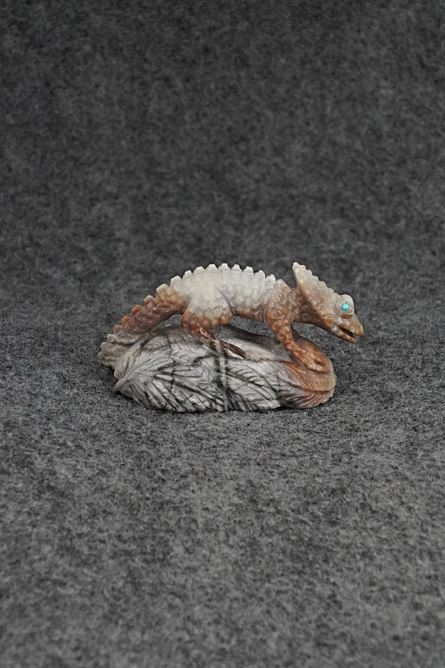 Talla fetiche camaleón Zuni - Lance Cheama Foto 4 de 4