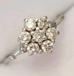 Hermoso anillo con racimo de diamantes de oro blanco de 18 quilates de 18 quilates Hmkd 3 0 g tamaño J 5