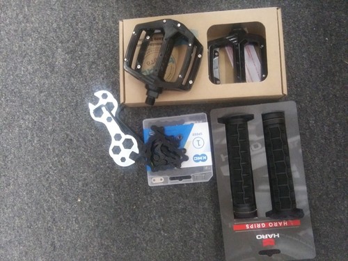 Haro fusion pedals 9/16 black- & KMC chain 1/2x/1/& Haro grips w/flange& wrench