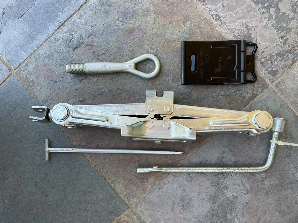 Infinity FX35 FX45 2002-2008 gato de neumático y herramientas OEM Foto 4 de 4