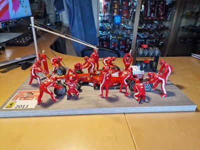 Ferrari F1 pitcrew 2011 Alonso 1:18