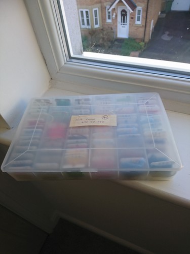 86 ASSORTED COLOUR EMBROIDERY NEEDLEPOINT THREADS&ORGANIZER STORAGE BOX - Picture 5 of 6