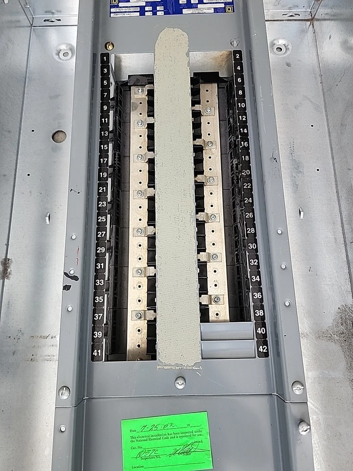 PANEL CUADRADO D 208Y/120V PRINCIPAL TRIFÁSICO 4 HILOS CON TRIPAS Y RECINTO SIN PUERTA Foto 3 de 4