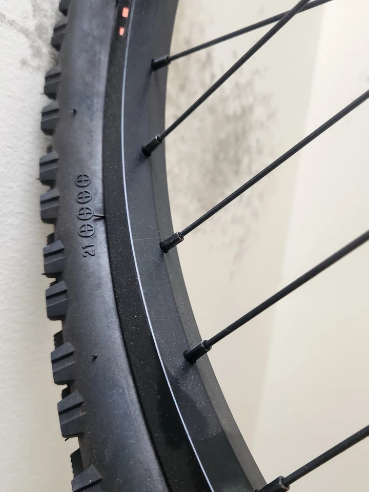 Ruedas de bicicleta de montaña Mongoose Major 24" rosa y negro Foto 3 de 4