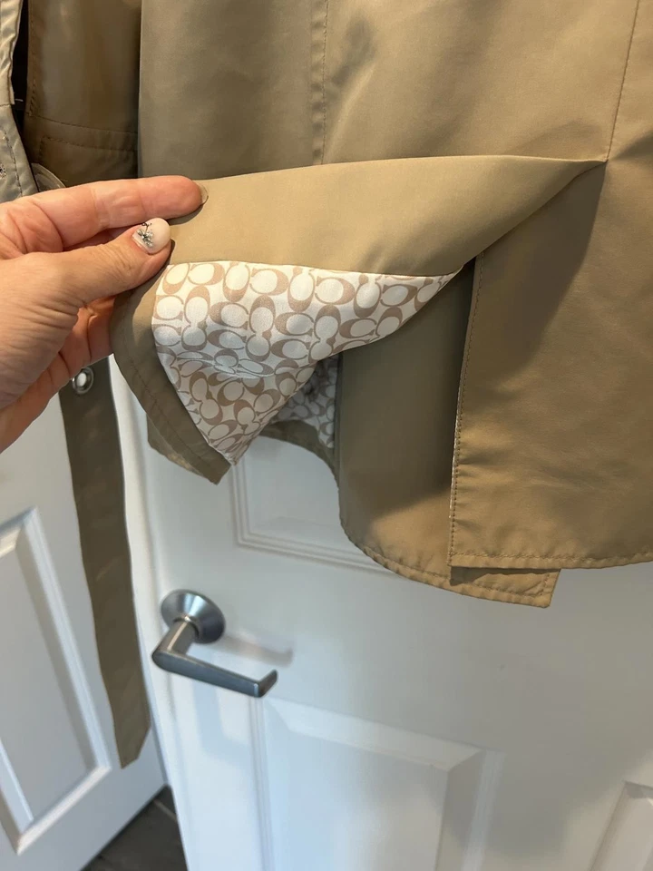 Gabardina para mujer Coach caqui de doble botonadura Foto 4 de 4