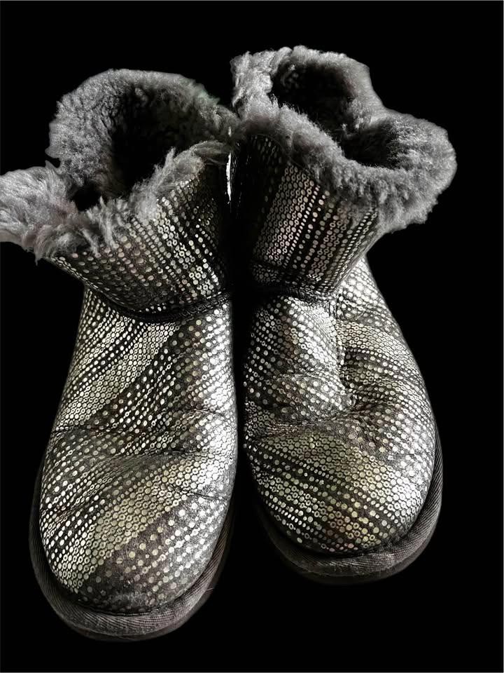 UGG Bailey Button Bling Short Boots  Swarovski Crystal Gem Button Size 6 View 2