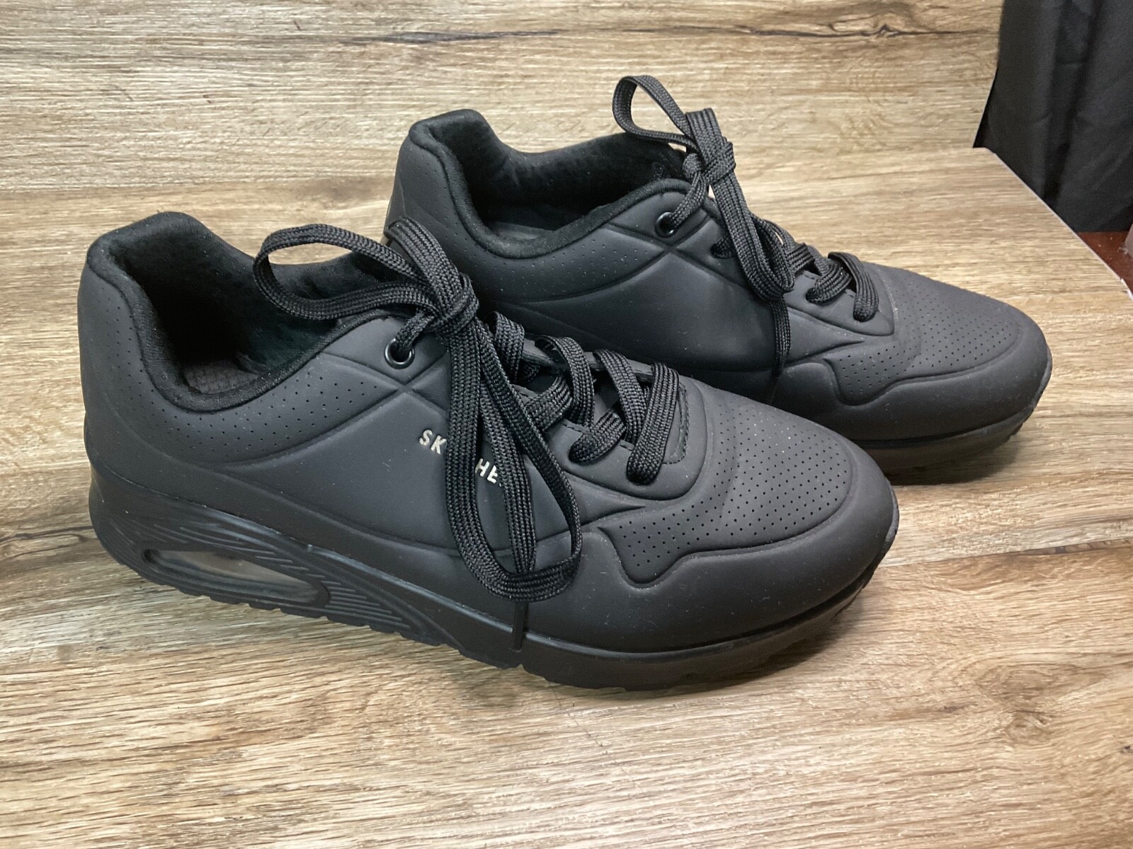 Sale Women's size SKECHERS Uno Suited On Air Walking SHOES