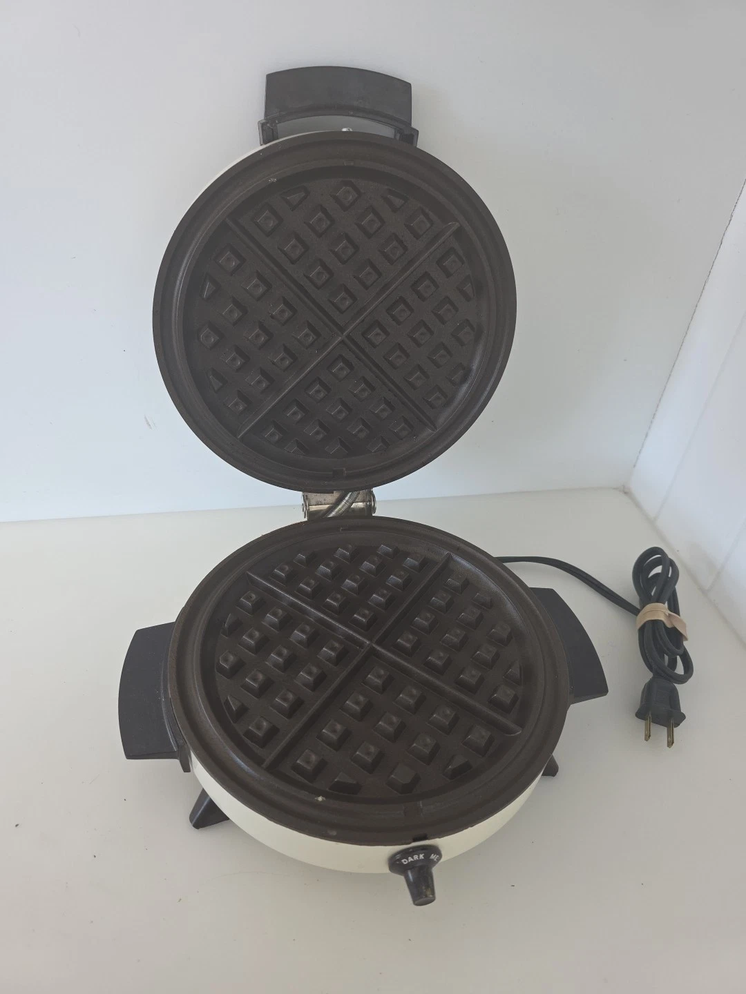 VTG Toastmaster Waffle Iron Maker Baker Nonstick Round Country Kitchen 251 WORKS