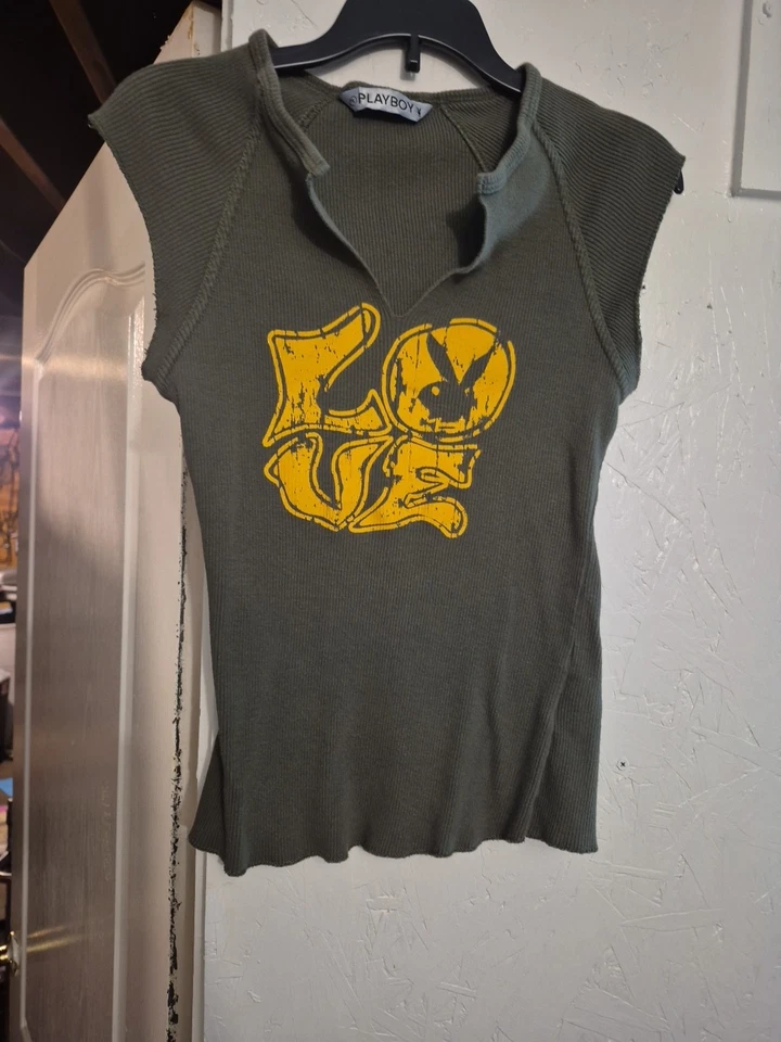 Camiseta Babydoll Y2k De Colección Playboy "Love Playboy" Verde Oliva y Amarillo Corte en V Cuello M/L Foto 4 de 4