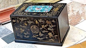 ANTIQUE CHINESE WOOD GILT PAINTED LACQUERED BOX W/CLOISONNE MEDALLION ON TOP