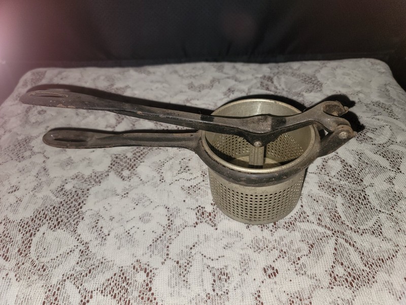 Vintage King Seamless Cup Press