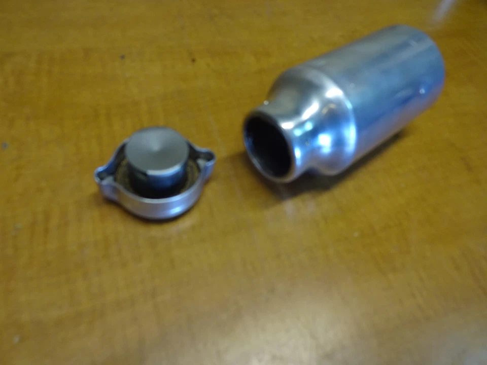 Ferrari 250 GT - Depósito de aceite líquido de frenos P/N F1206015 Foto 4 de 4