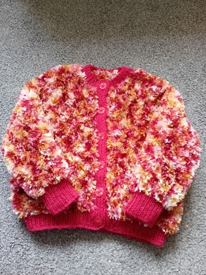 Handgestrickte Strickjacke passend für 18-24 Monate in rot, rosa, gold ausgefallenes Wimperngarn