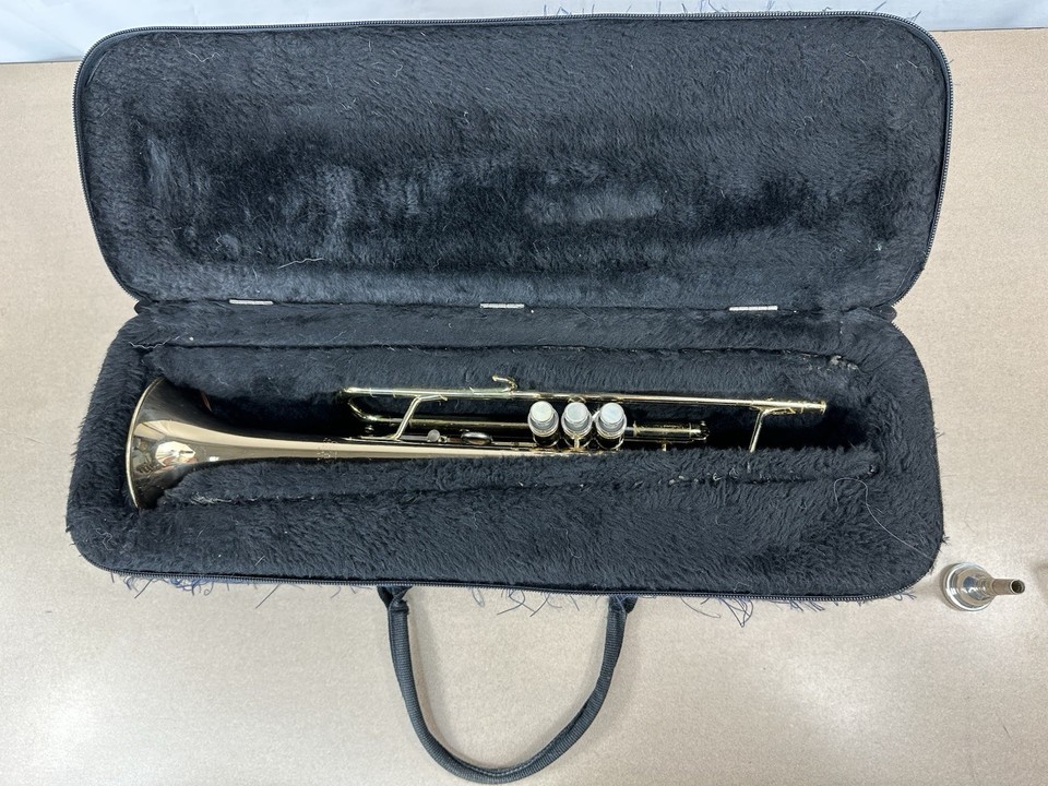 Getzen 400 Series Trumpet w/ Case and Getzen 7C & Bach Corp. 7C ...