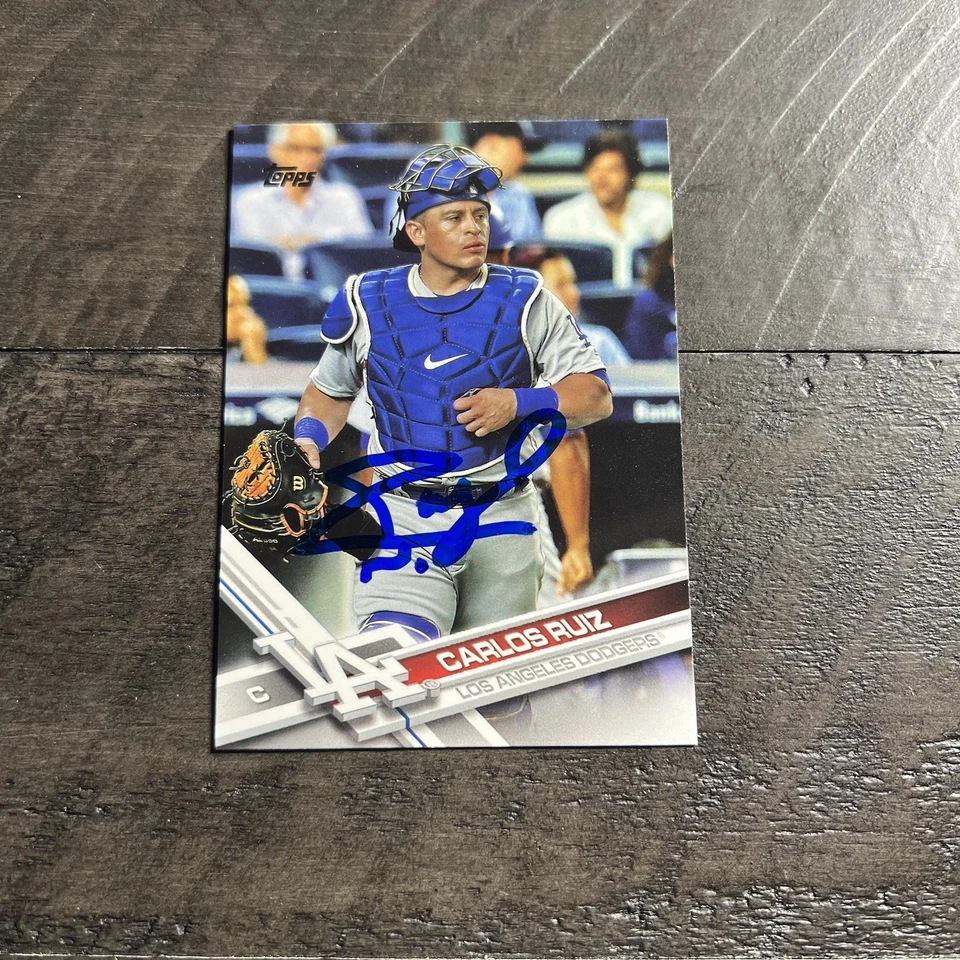 Tarjeta autografiada IP firmada por Topps de Carlos Ruiz 2017 AU DODGERS Foto 2 de 4