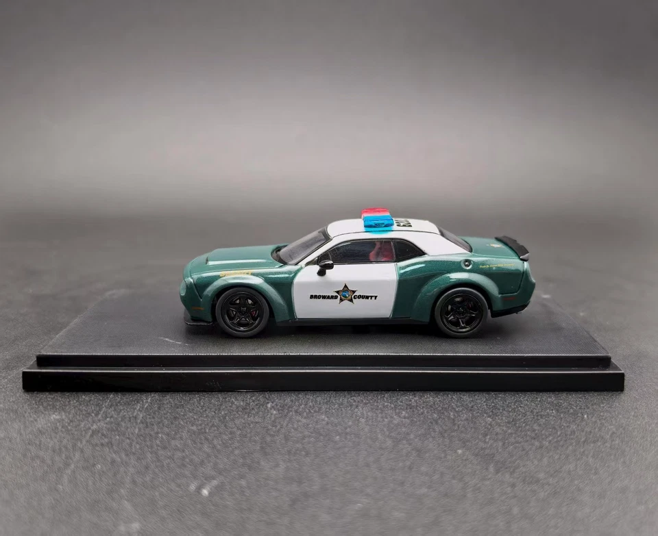 Fine Works 1/64 alloy simulation Dodge Challenger car model ornament - Image 2 of 4