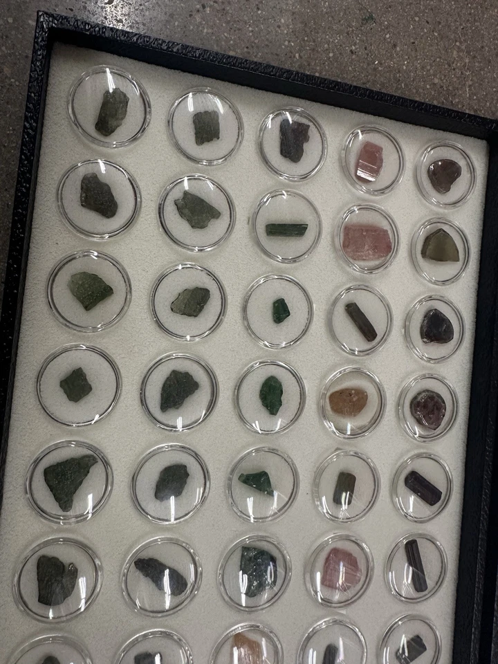 Colección de piedras preciosas - Moldavita, Turmalina, Topacio Imperial, Larimer, Danburita Foto 3 de 4