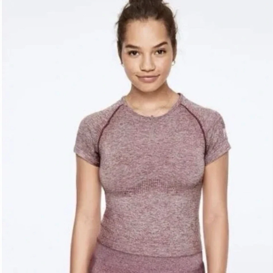 PINK VICTORIA’S SECRET ENTRENAMIENTO SIN COSTURAS MANGA CORTA RECORTADO CROP CREW TOP GRANDE Foto 3 de 4