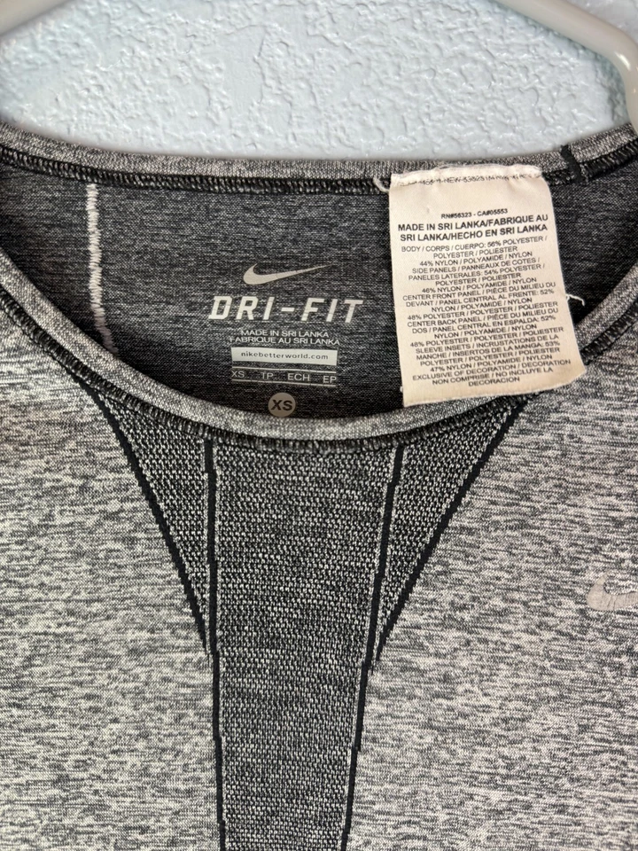 Camiseta deportiva Nike Dri-FIT para mujer XS gris manga larga para correr agujeros para los pulgares Foto 2 de 4