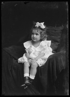 Photo:Unidentified Toddler with Bow Dress Studio Portrait 1873-1916