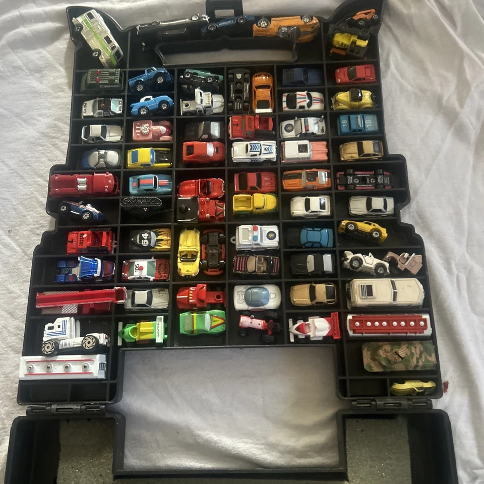 D-156 DE COLECCIÓN 1988 GALOOB MICRO MÁQUINAS SEMI CAMIÓN ESTUCHE DE TRANSPORTE ¡CON 74 VEHÍCULOS! Foto 2 de 4