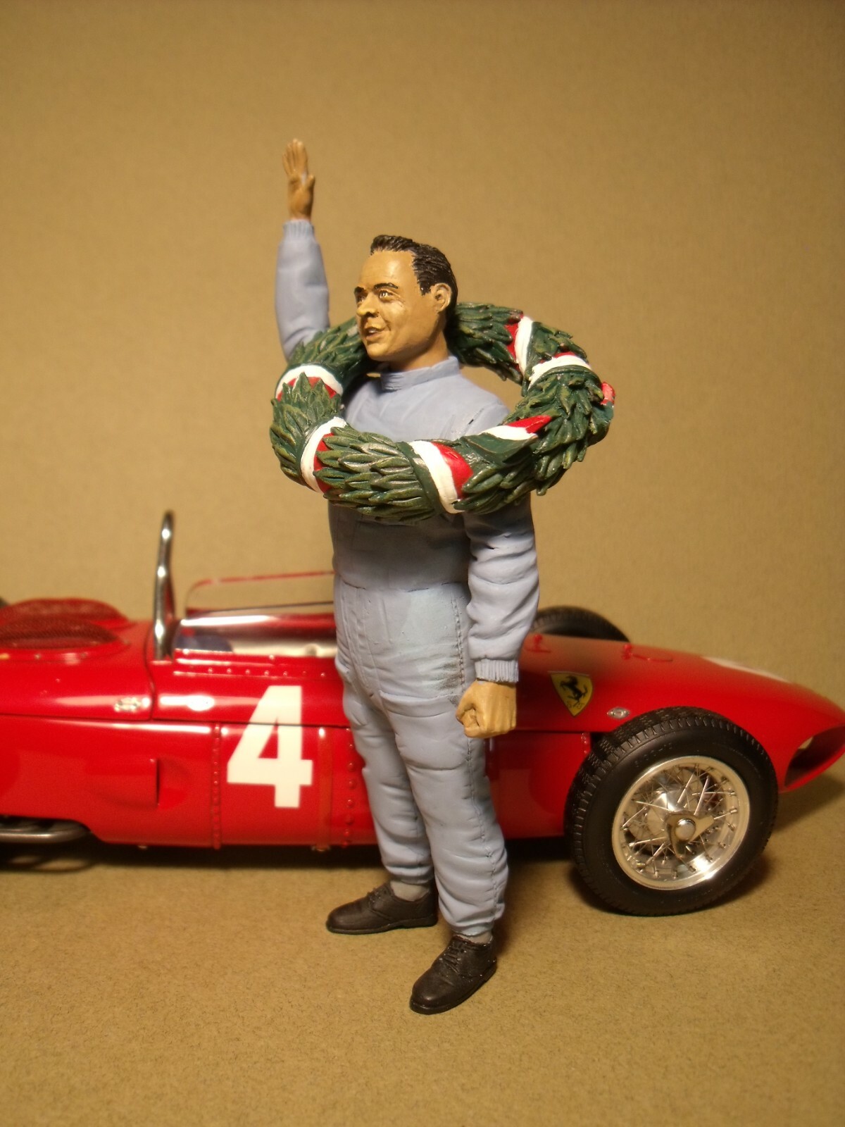 Figurine 1/18 Phil Hill Winner Vroom non peinte pour miniature CMC et Exoto