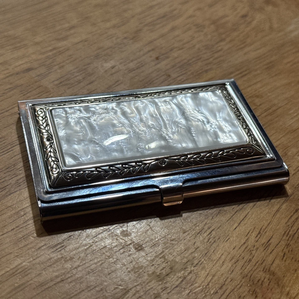 Estuche para tarjetas de visita con tapa de perla de metal plateado Brighton de colección descontinuado Foto 4 de 4