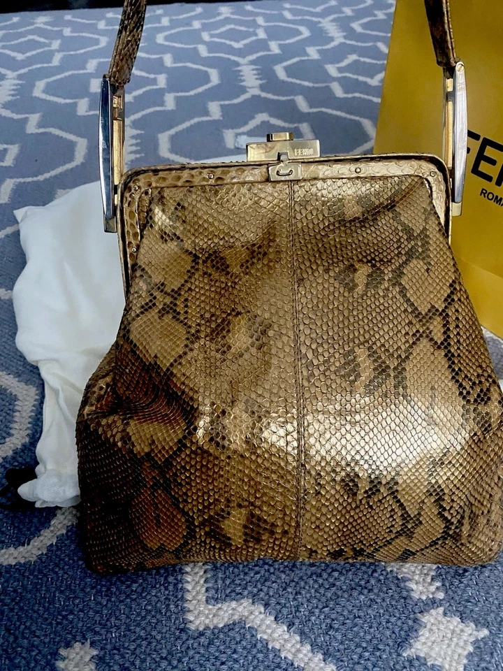 Bolsa de pele de cobra vintage dourada Fendi  - Imagem 2 de 4
