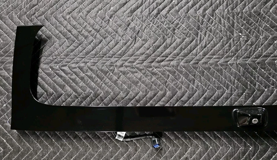 2014-19 Kia Soul Genuine Tailgate Trim Garnish w/Rear View Camera - Imagem 2 de 4