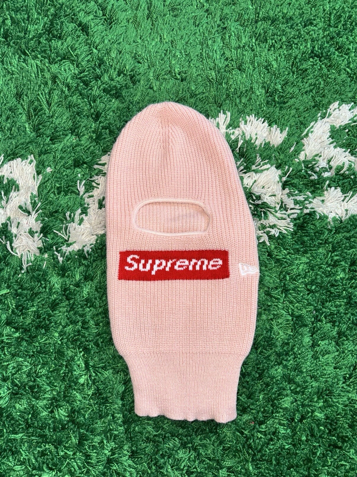 Cagoule Supreme New Era boîte logo en rose 