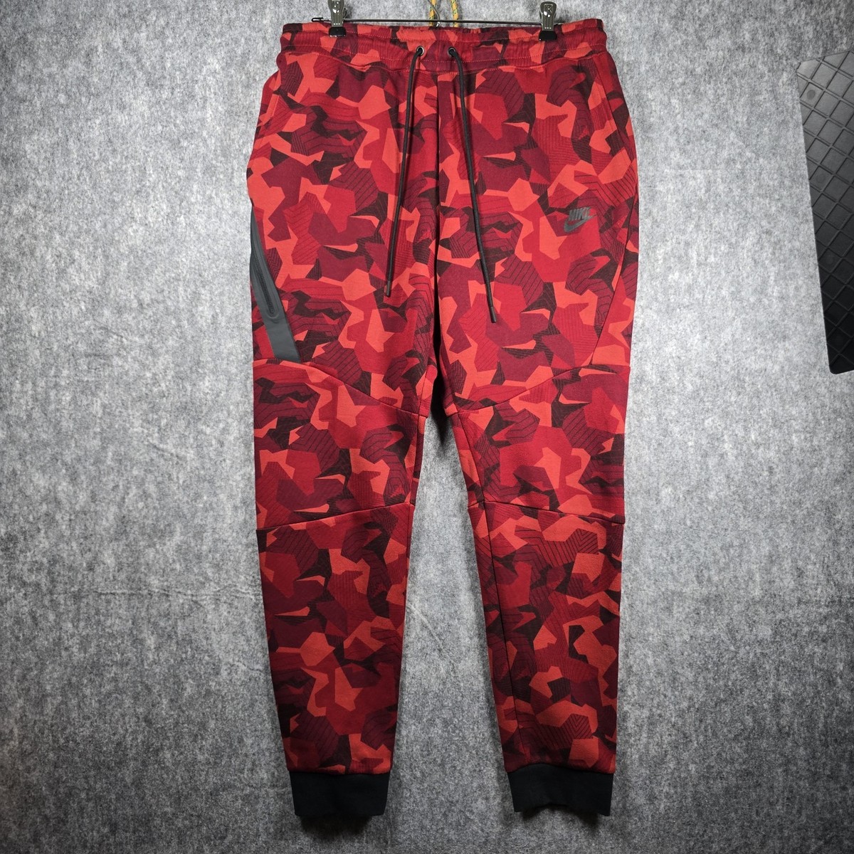 NIKE Sportswear Tech Fleece RED CAMO JOGGERS Men Size LARGE Sweat Pants EUC