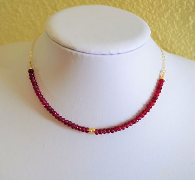 Wunderschöner natürlicher facettierter roter Rubin Gelbgold Halsreif Halskette Handarbeit
