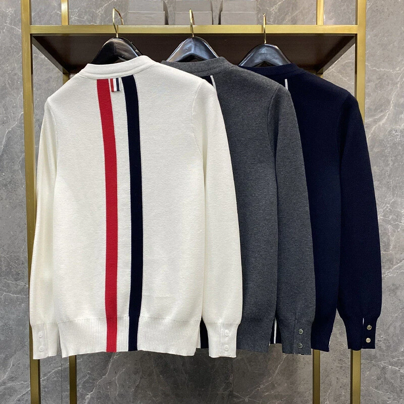 Thom Browne Para Hombres Tira Ancha Cuello Redondo Pullover Suelto Camiseta Tejido Suéter Foto 3 de 4