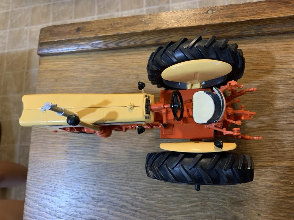 Ertl Case 730 Tractor With Narrow Front Collector Edition. 1/16 Scale - Image 4 of 4