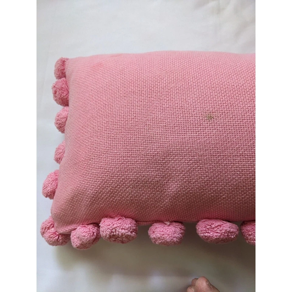 "Funda de almohada Pottery Barn Teen rosa algodón orgánico pompón 12x24"" inicial E" Foto 4 de 4