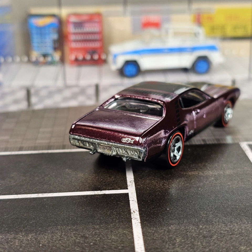 Coche diecast púrpura suelto 1/64 Hot Wheels Classics 1971 PLYMOUTH GTX REDLINE #10 Foto 3 de 4