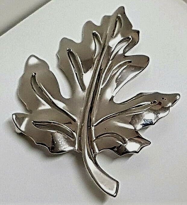 Broche Vintage Feuille Torsadée Avec Cristaux - Métal Couleur Argent - Réf. F6 - Occasion