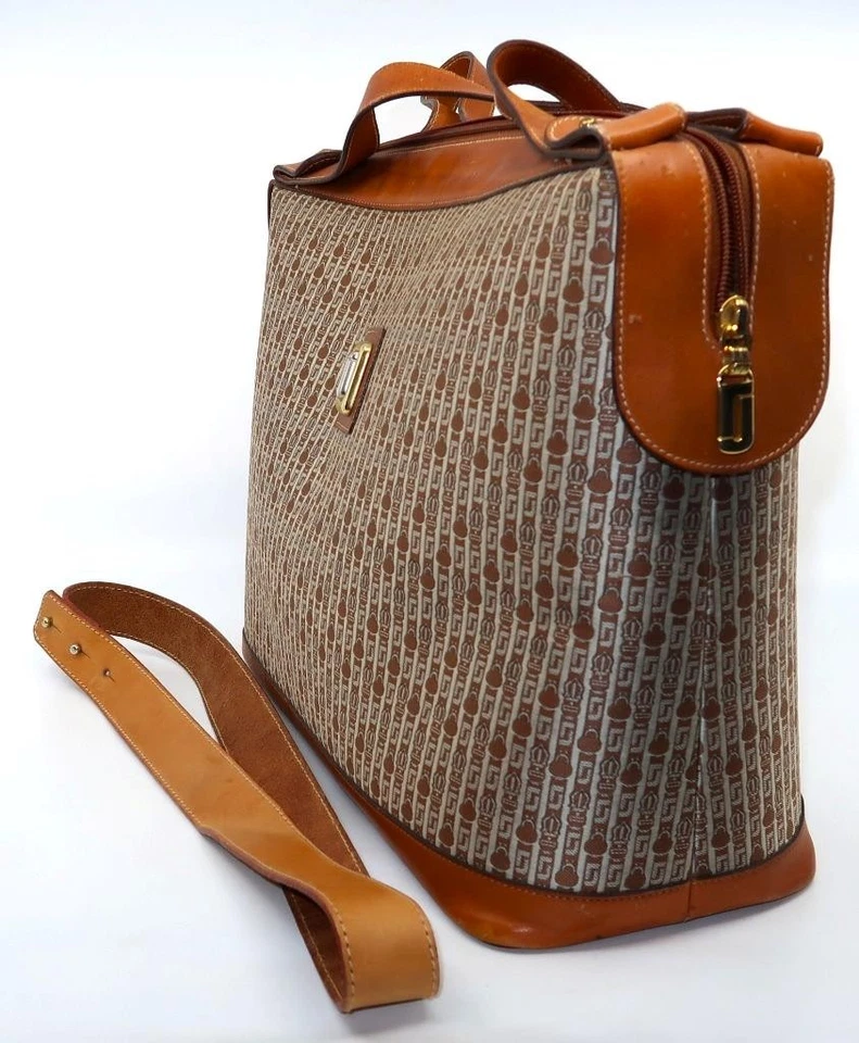 Cartera de Colección Judith Leiber Signature de Lona y Cuero, Bolso Grande, 13" x 10 1/2" Foto 2 de 4