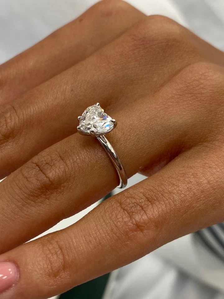 Anillo de certificación de diamantes cultivados en laboratorio de corazón 2TCW para regalo de Black Friday oro blanco de 14 k Foto 2 de 4