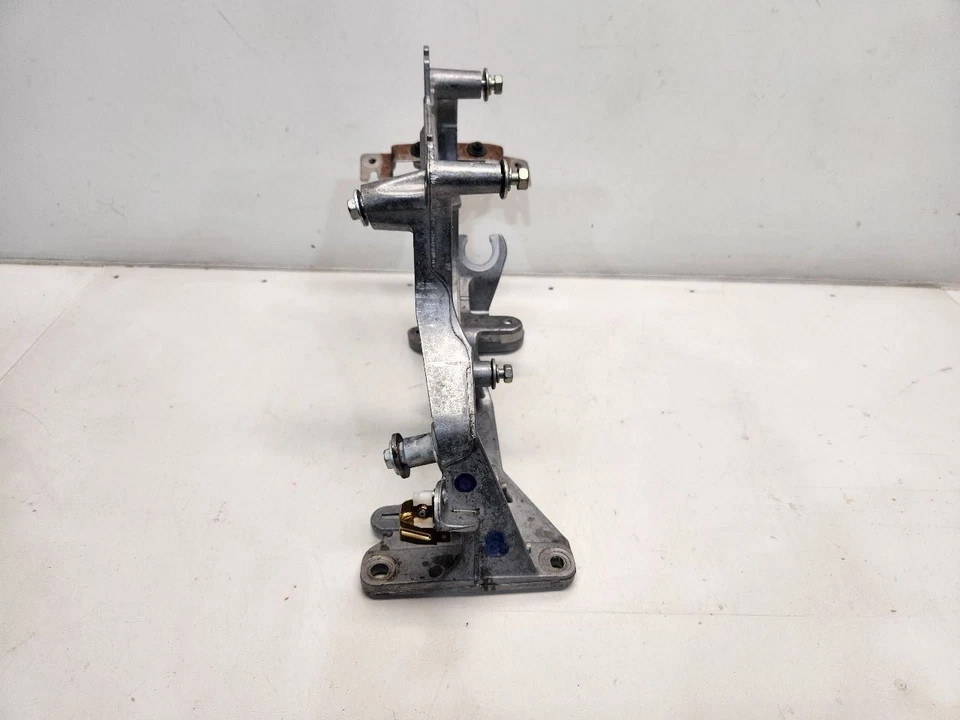 2008 Honda Civic (1.8L / CVT) Emergency Brake / Shifter Bracket - Image 4 of 4